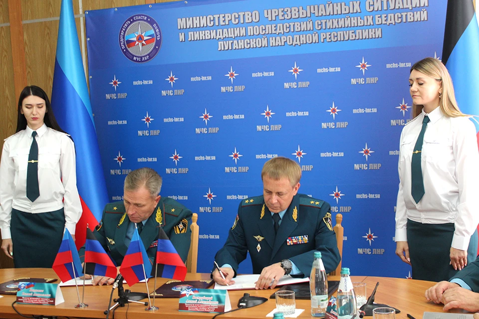 Подписи под соглашением поставили руководители МЧС ДНР и ЛНР Алексей Кострубицкий и Евгений Кацавалов. Фото: МЧС ДНР