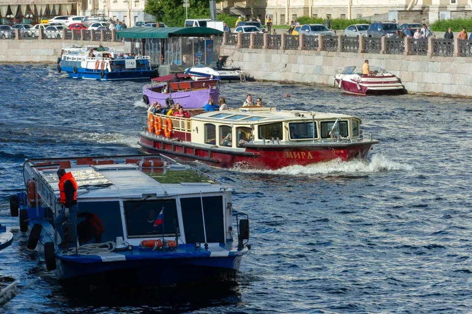 В Петербурге пьяный гуляка свалился в воду Фонтанки, перед этим плюхнувшись в катер.