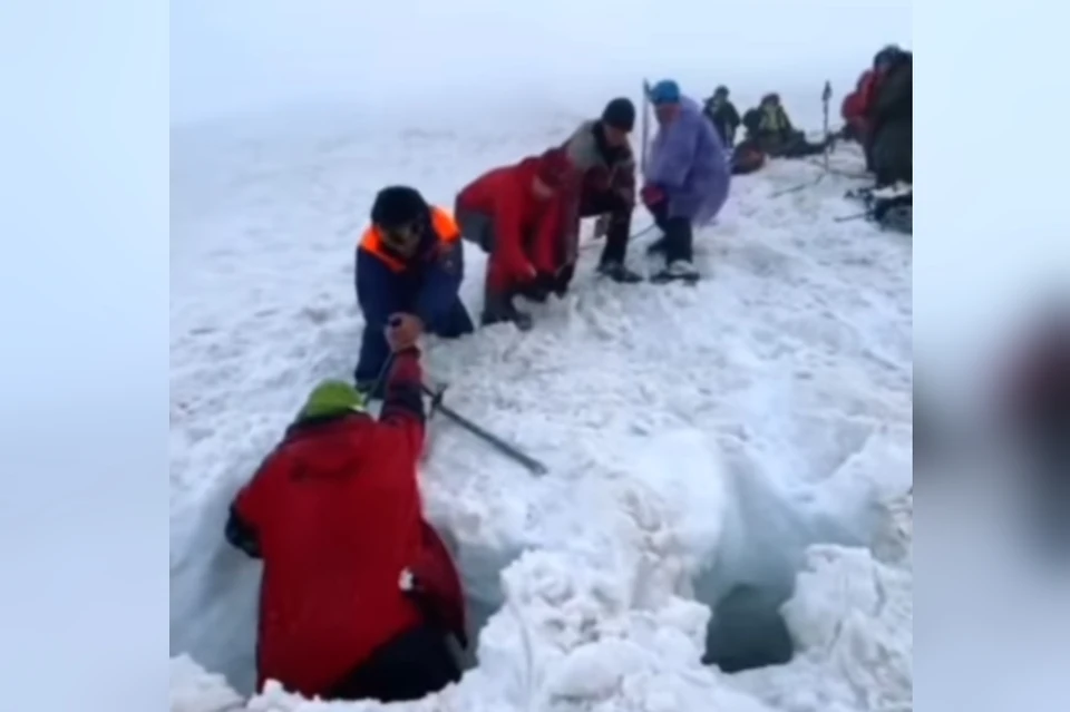 Спасатели МЧС вытащили петербургского туриста из глубокой расщелины на Эльбрусе. Фото: instagram.com/mchs.russia