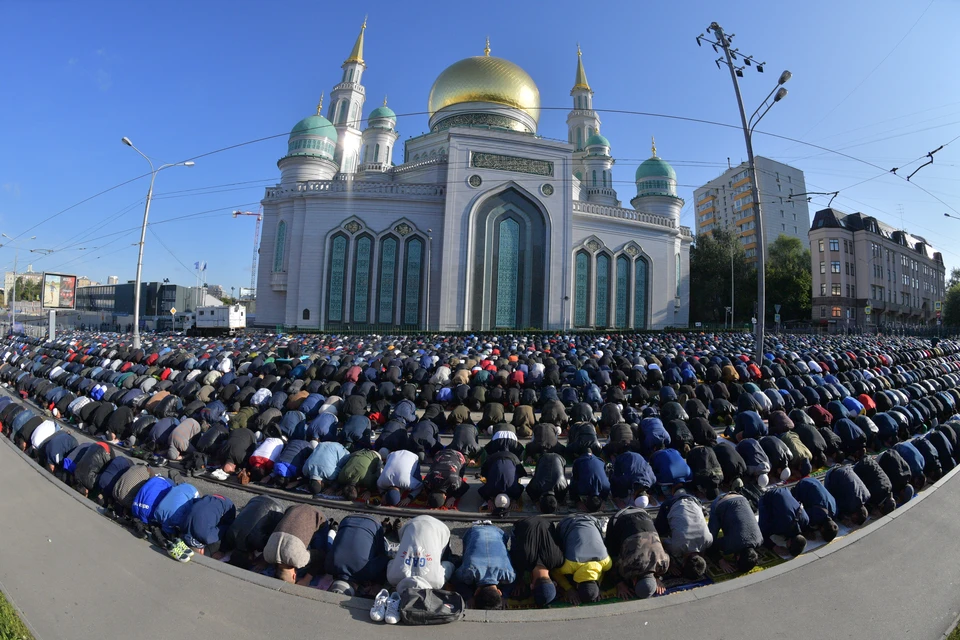 Мусульман в России становится все больше. День праздника жертвоприношения Курбан-Байрам у Московской соборной мечети.