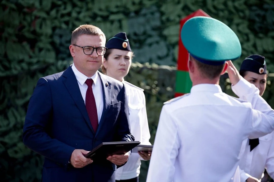 Алексей Текслер поздравил с началом службы офицеров-пограничников. Фото: gubernator74.ru