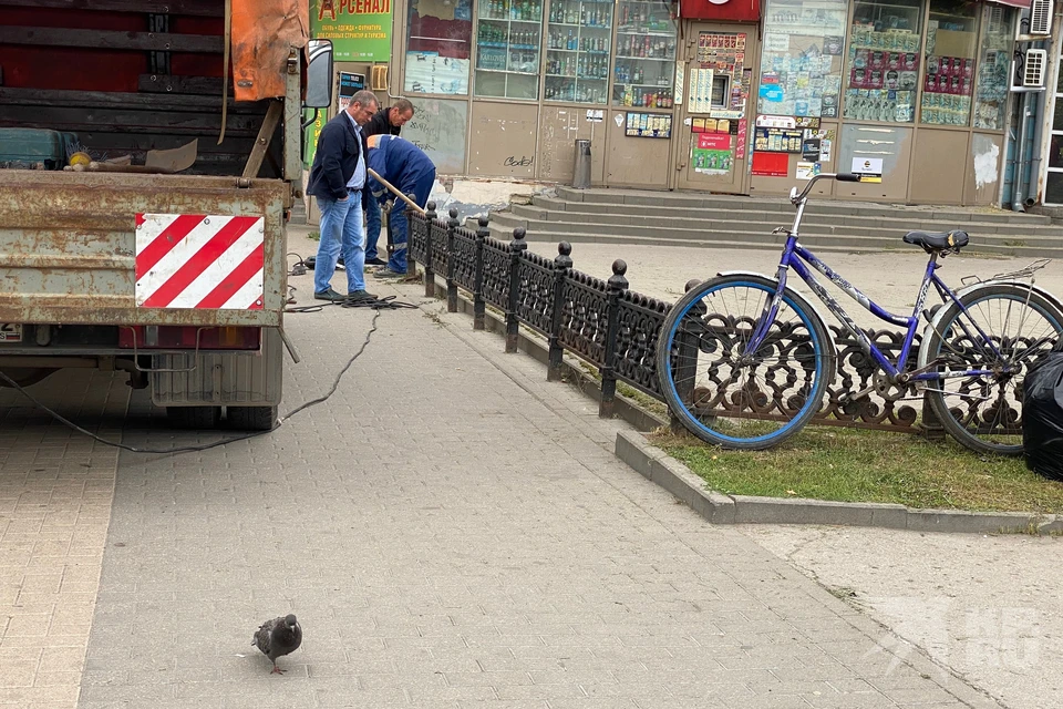 В центре Рязани демонтируют очередную чугунную ограду.