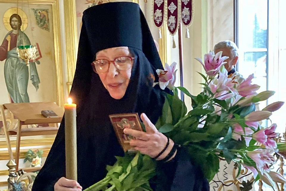 Фотографию 76-летней актрисы в монашеском облачении опубликовала в своем Telegram-канале ее коллега Мария Шукшина. Фото: соцсети.
