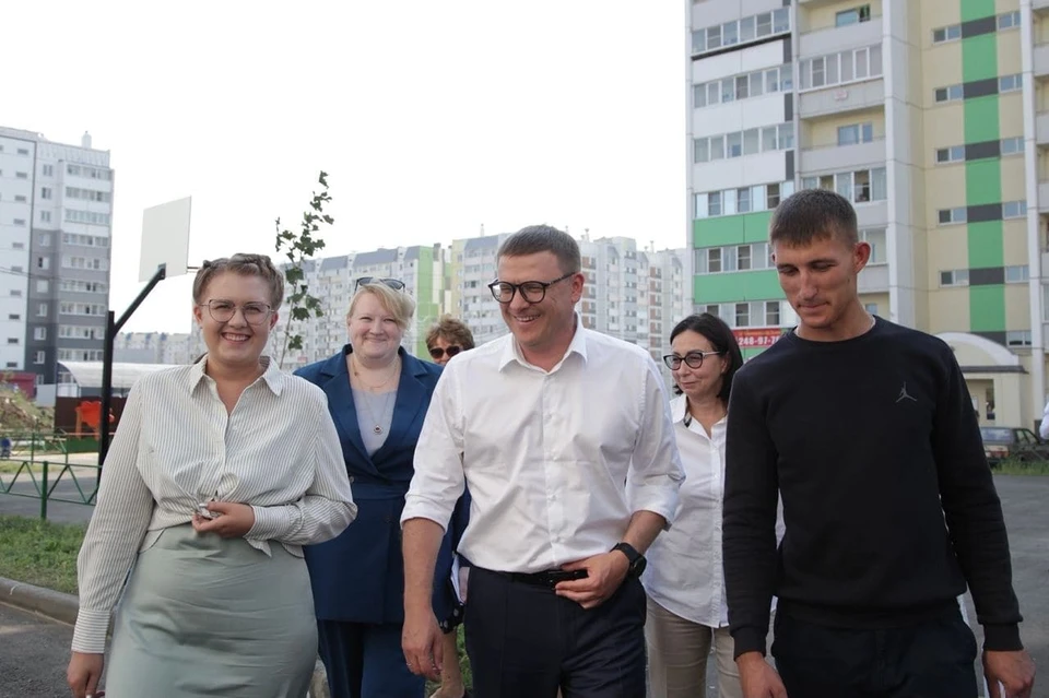 В новостройках Чурилово губернатор побывал в доме, где жилье получают, в том числе, и переселяемые из ветхо-аварийных домов. Фото: gubernator74.ru