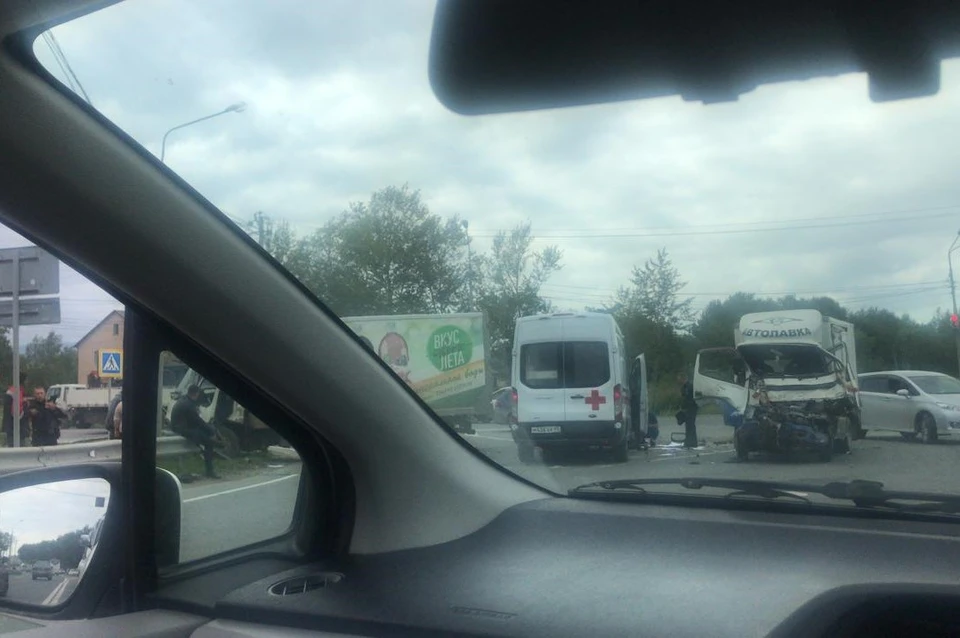 Во время столкновения одного из большегрузов тянули на тросе. Фото: WhatsApp-группа «Юж-65-Сах»