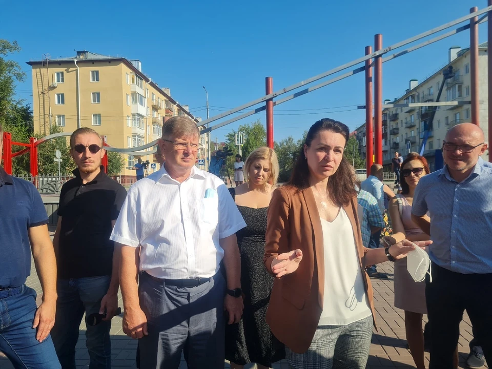 Оксана Фадина проверила работу по благоустройству парка. Подрядчики пообещали ей закончить все к концу сентября.