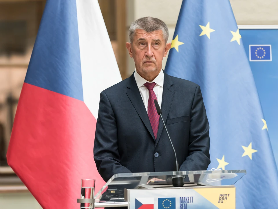 Премьер Чехии призвал охранять Европу от мигрантов