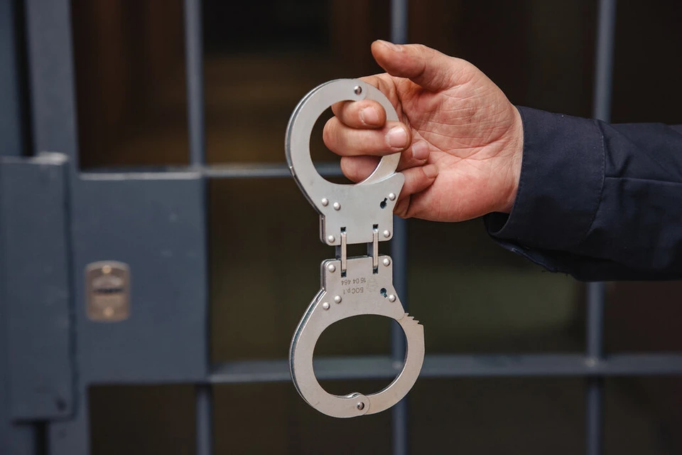 Он попытался предложить сотруднику полиции взятку в размере 12000 рублей