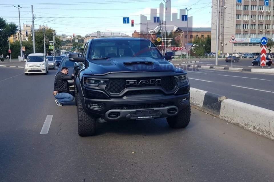 В Красноярске Dodge за 15,5 миллионов попал в нелепую аварию. Фото: ЧП Красноярск