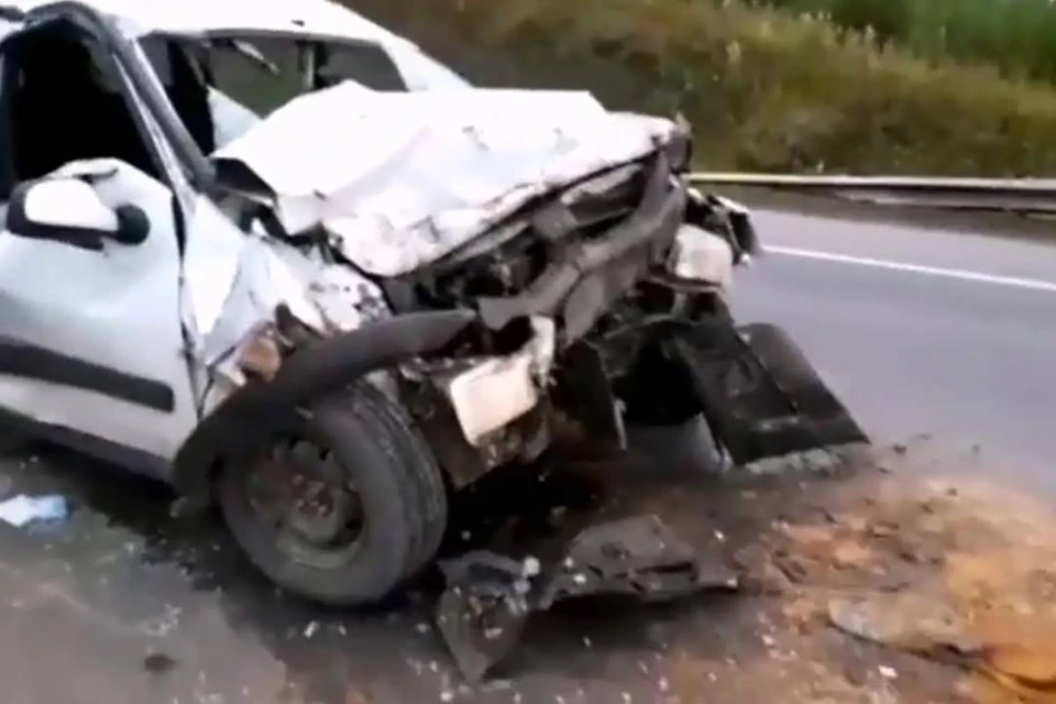 Водитель и два пассажира "Лады" погибли при столкновении с КамАЗом на трассе "Сибирь"