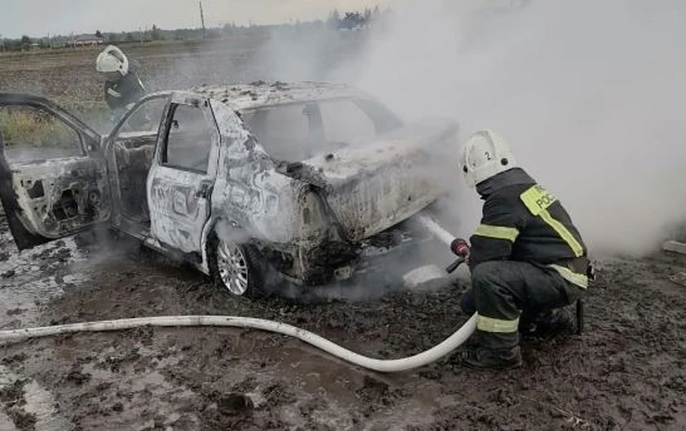 Под Орлом пожар полностью уничтожил «Рено Логан». Фото: ГУ МЧС России по Орловской области