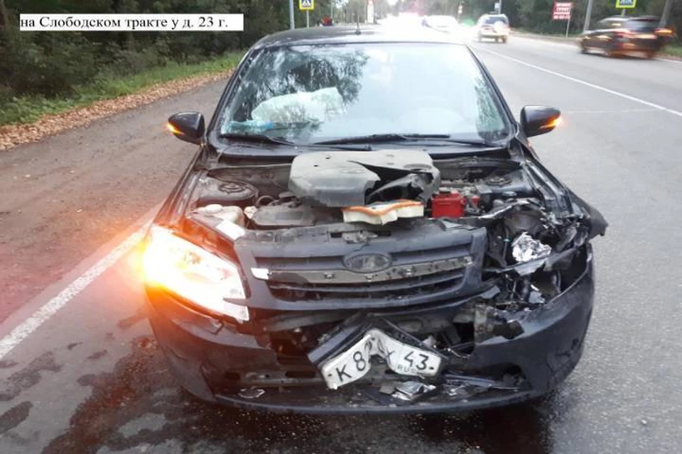 Судя по повреждениям автомобиля можно утверждать, что перед столкновением автомобиль ехал с большой скоростью. Фото: vk.com/gibdd43