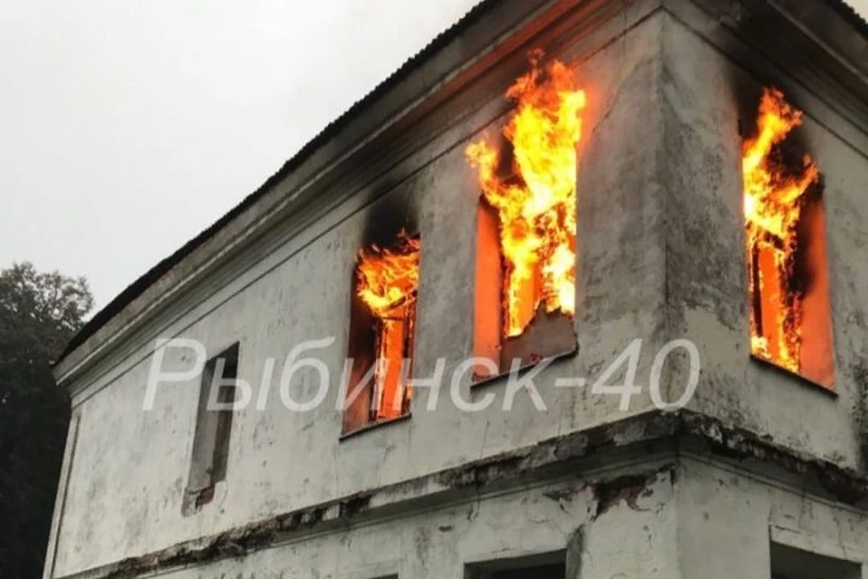 На Юршинском острове, загорелся «Белый дом». ФОТО: телеканал "Рыбинск40"