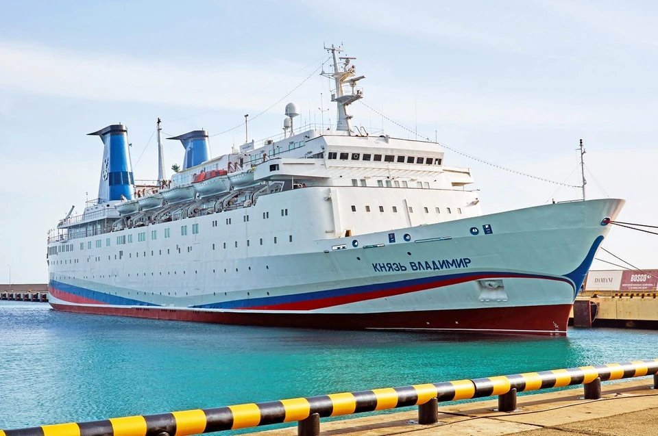 Судно стоит на якоре. Фото: bscruises.ru