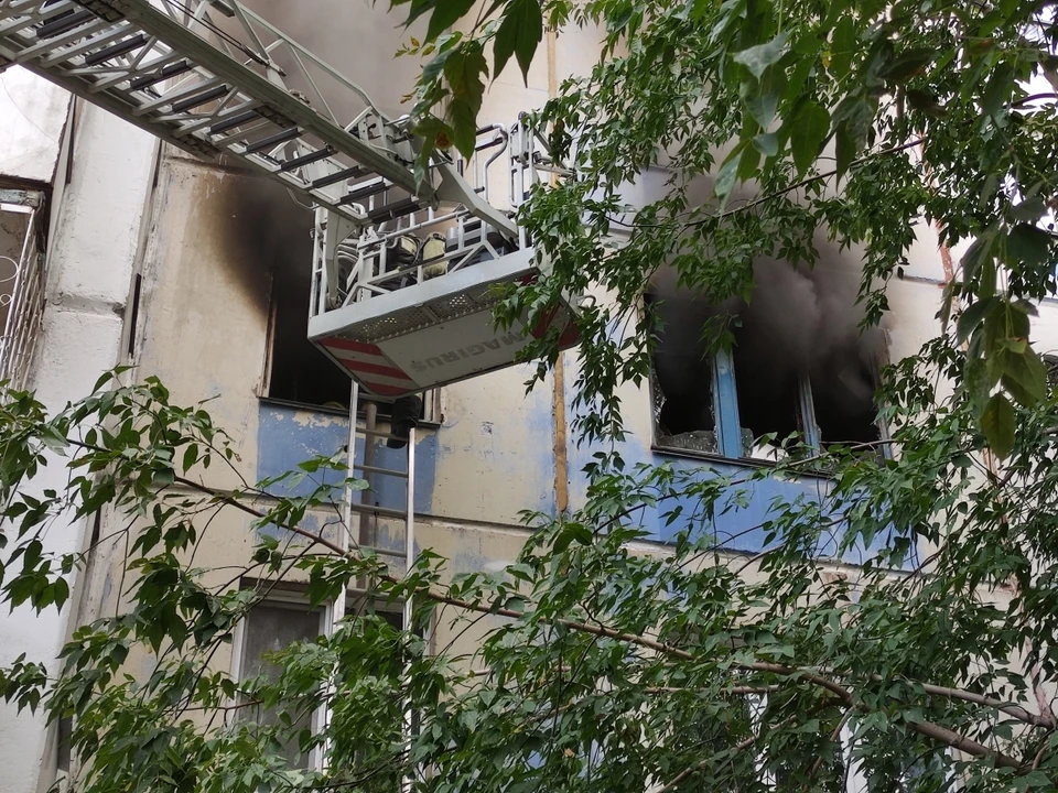 Из дома вывели взрослых и детей. Фото: ГУ МЧС по Челябинской области