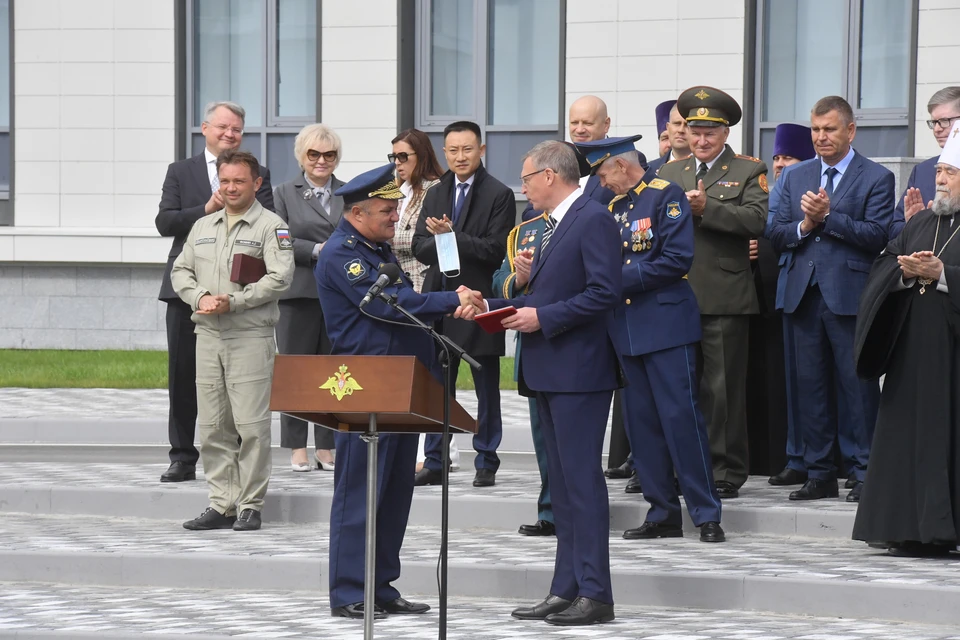 Губернатор вручил Андрею Сердюкову знак отличия «За служение Омской области». Фото: правительство Омской области