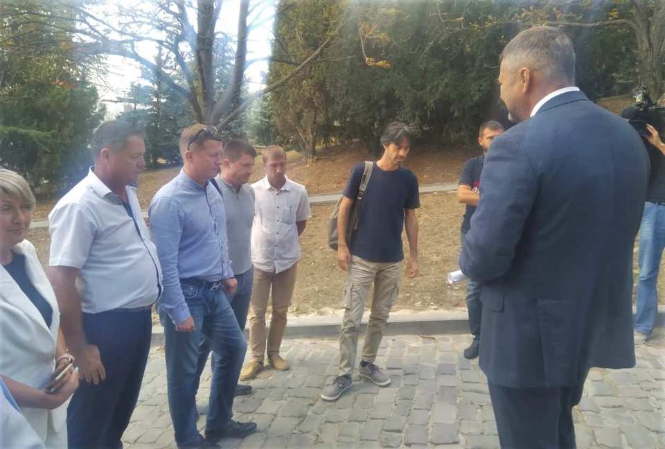 На ул. Суворова собрались эксперты, общественники и представители департамента транспорта и развития дорожно-транспортной инфраструктуры