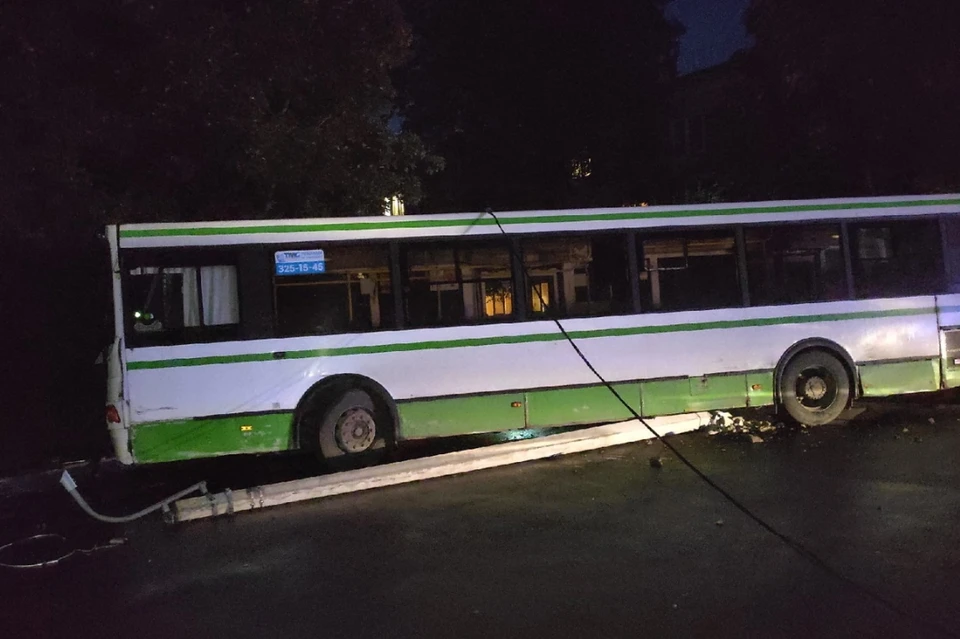 В Колпинском районе Петербурга автобус влетел в столб. Фото: vk.com/spb_today_unreleased