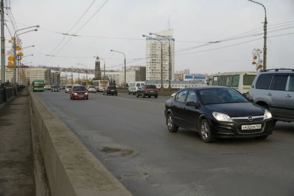 Красноярские спасатели предотвратили самоубийство на мосту