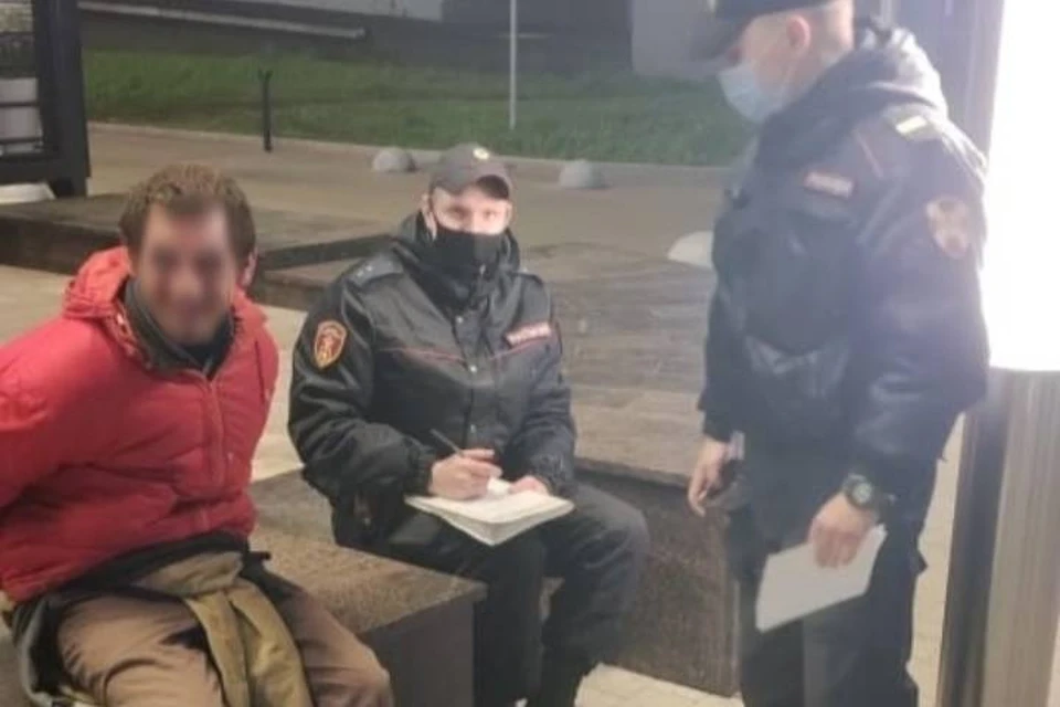 Поджигатель дверей районой администрации в Петербурге заявил, что им повелевали демоны / Фото: Росгвардия