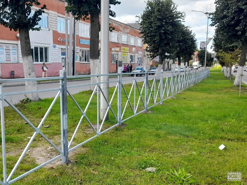 Тротуарное ограждение на проспекте Ленина в Гусеве