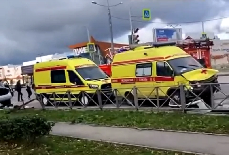 ДТП на шоссе Космонавтов с участие "скорой". Фото: кадр видео "Плохие новости - Пермь 18+".