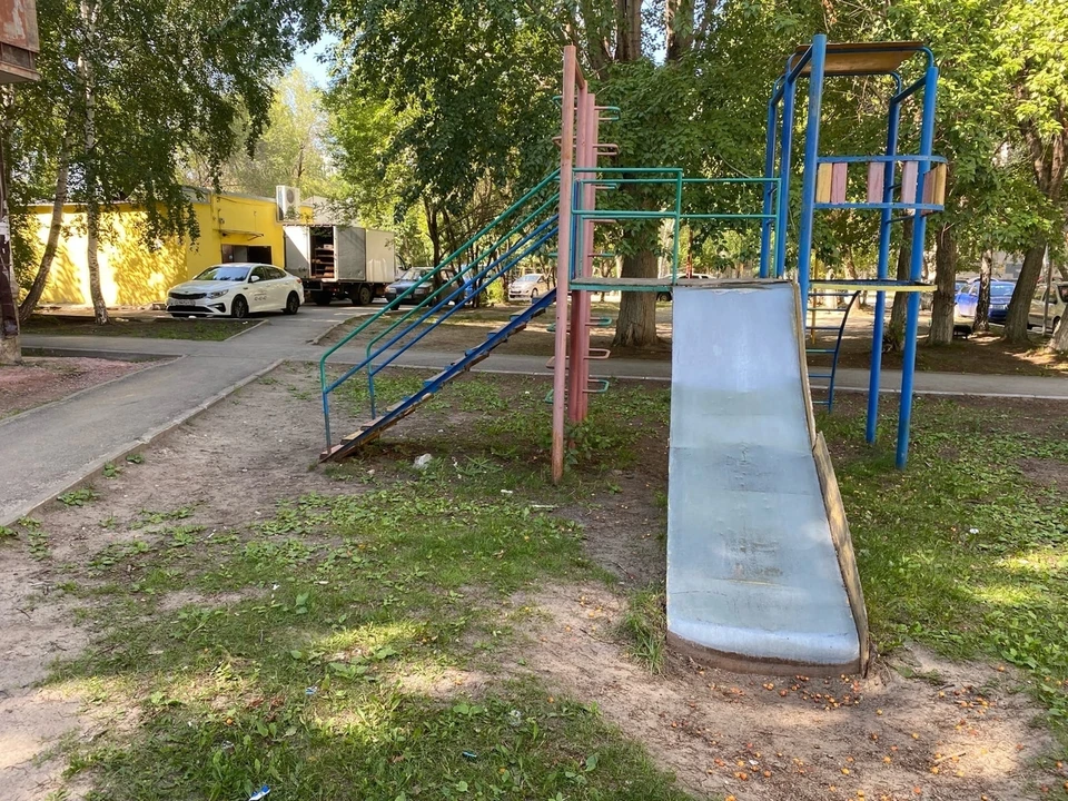 Общественники Тюмени проинспектировали детские площадки. Фото - ОНФ.