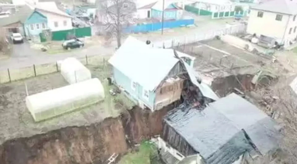 Жилые дома продолжают сползать в овраг в деревне Караулово Нижегородской области. ФОТО: Андрей Богов