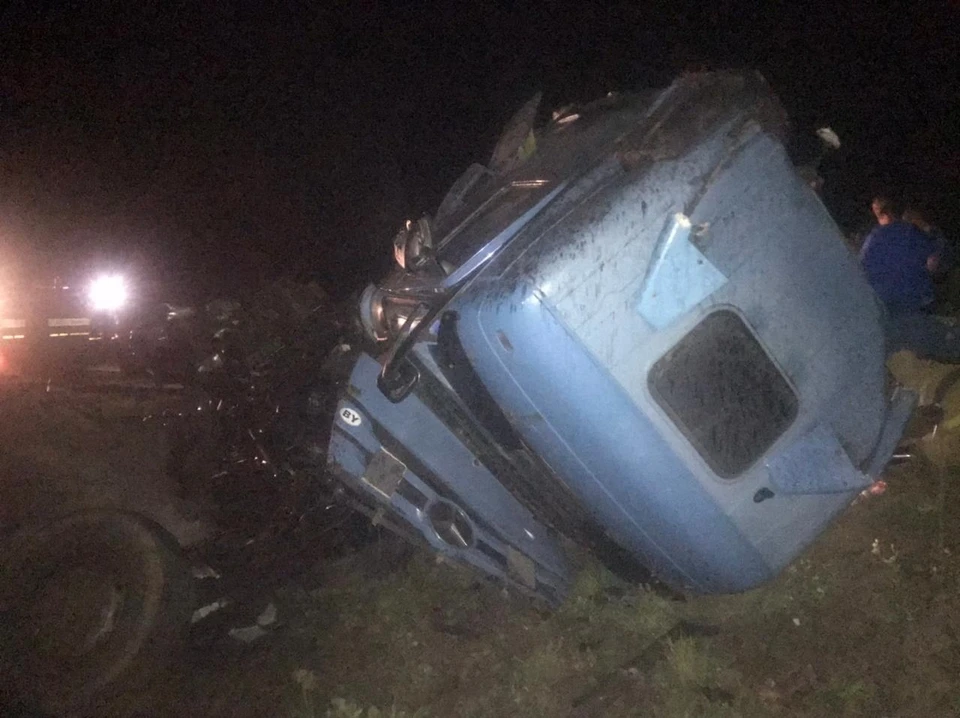 Большегруз опрокинулся в кювет из-за лопнувшего колеса