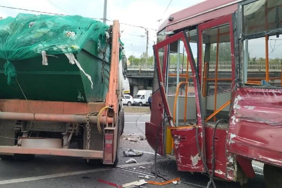 У трамвая сильно поврежден бок. Фото: МУП "Метроэлектротранс"