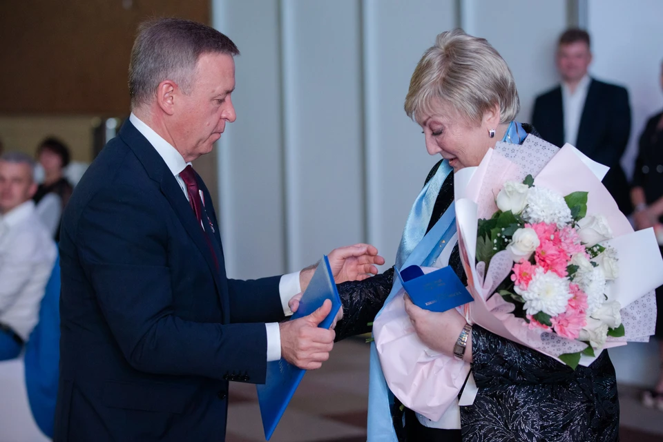 Мурашова Наталья Антоновна получает награду