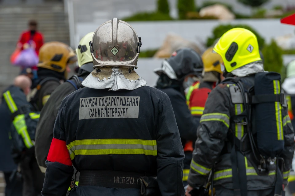 Две машины обгорели на Васильевском острове в ночь на 9 сентября