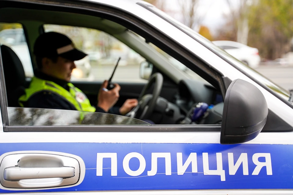Сейчас мужчину, устроившего переполох, ищет полиция.
