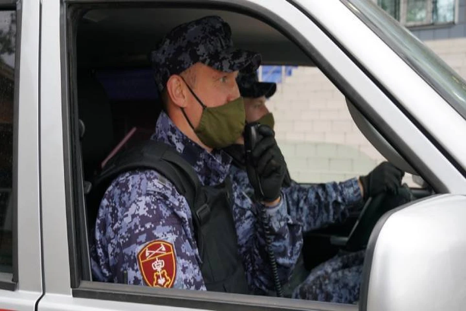 Росгвардейцы заметили молодых людей во время планового патрулирования улиц. Фото: 43.rosguard.gov.ru