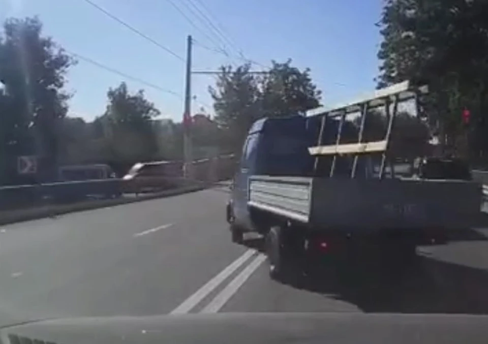 В Крыму водитель ГАЗели выехал на встречку и попал в ДТП. Фото: Скриншот из видео