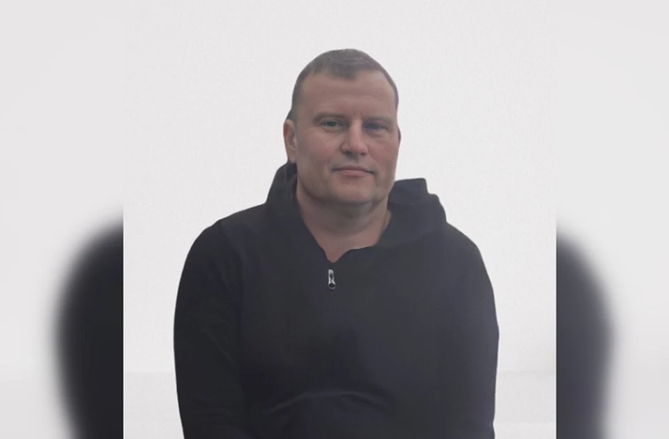 Александр имеет светло-русые волосы и рост около 165 сантиметров. В день исчезновения он был одет в черную жилетку и толстовку, а также спортивные брюки серого цвета. Фото: "Лиза Алерт"