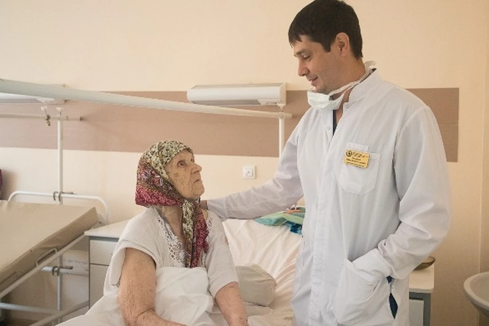 Хирург красноярской больницы поставил на ноги пациенток в возрасте 95 и 99 лет. Фото: БСМП