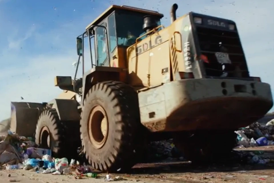 Сегодня в России образуется более 60 миллионов тонн твердых коммунальных отходов, 93% из них отправляется на полигоны или на нелегальные свалки. Фото: кадр видео.