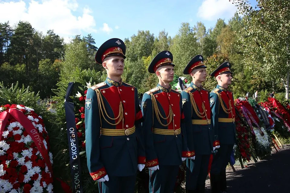 На летном поле аэропорта Пулково траурный борт встречали официальные лица и рота почетного караула Санкт-Петербургского университета МЧС России