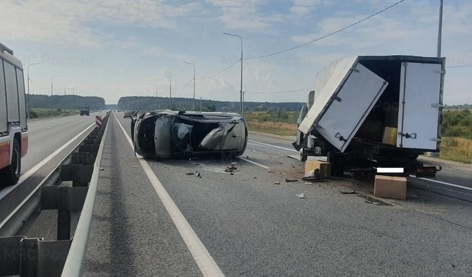 Фото с места аварии опубликовали сотрудники МЧС.
