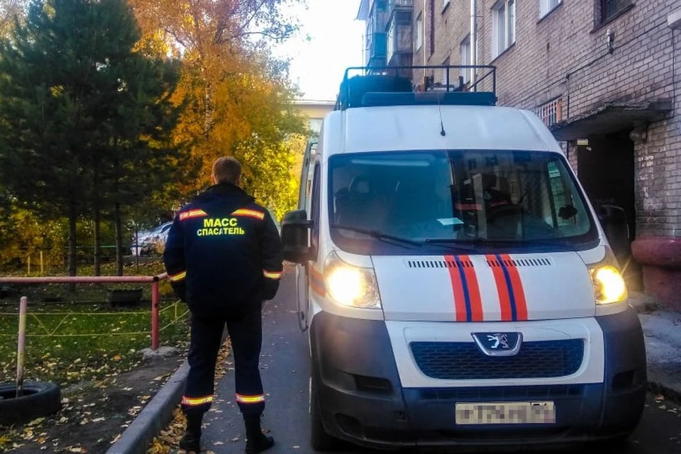Девушку сняли со второго этажа. Фото: «МАСС(16+)».