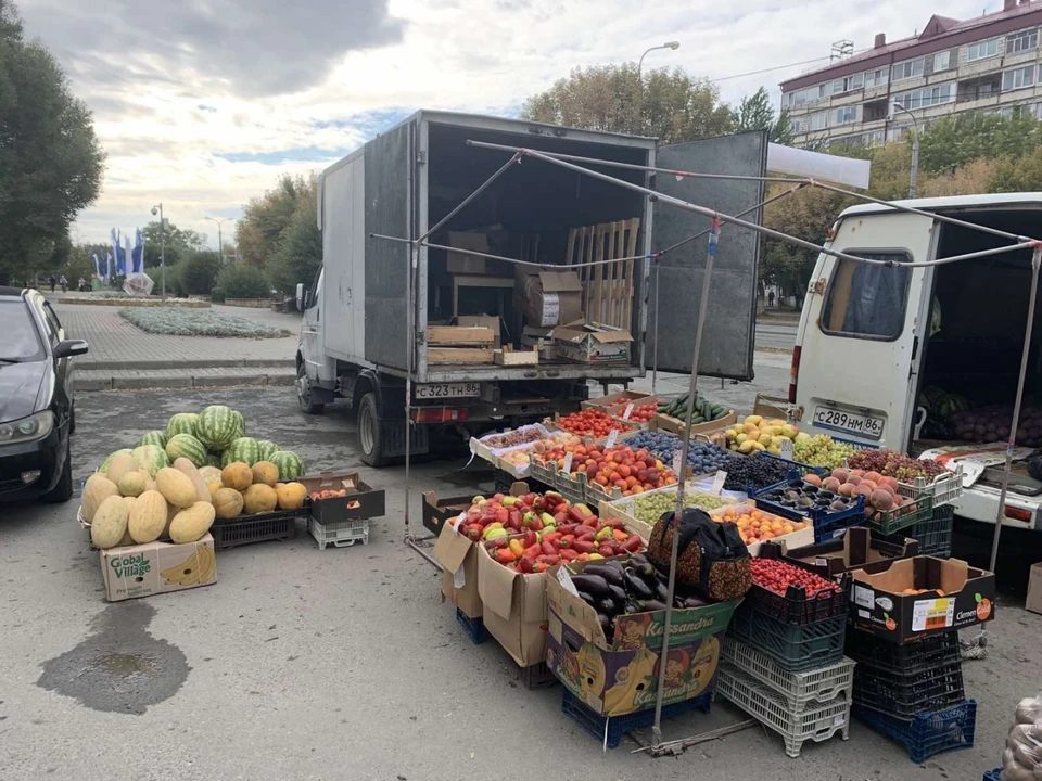 Почти тонну продукции изъяли у незаконно торгующих на улицах тюменцев.