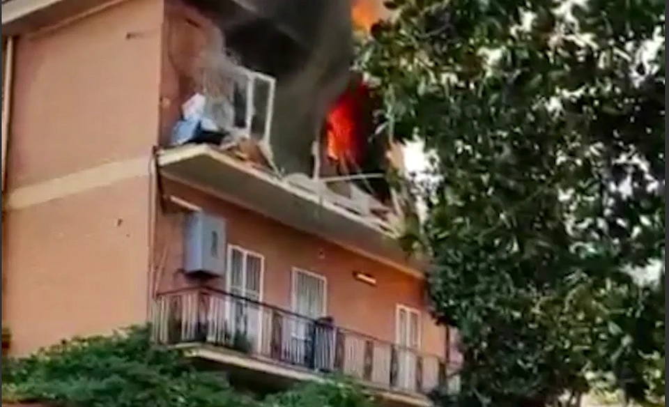 Взрыв прогремел на одном из верхних этажей здания, после чего произошло возгорание / Фото: скриншот из видео