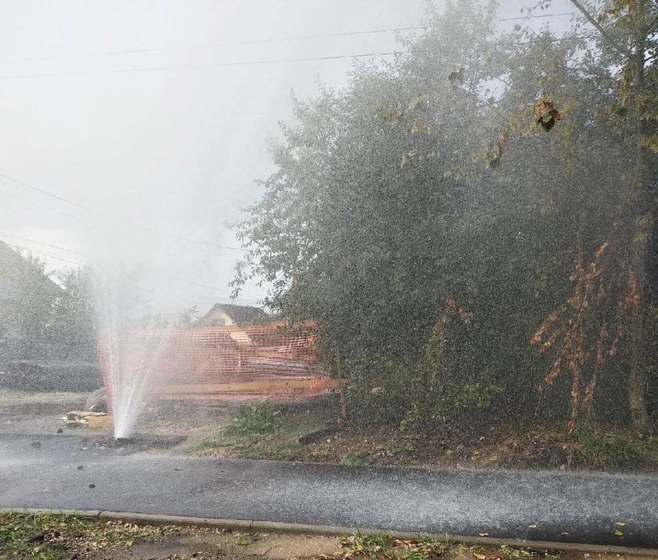 В Пролетарском округе Тулы открылся осенний «сезон фонтанов»: коммунальная авария в районе облбольницы