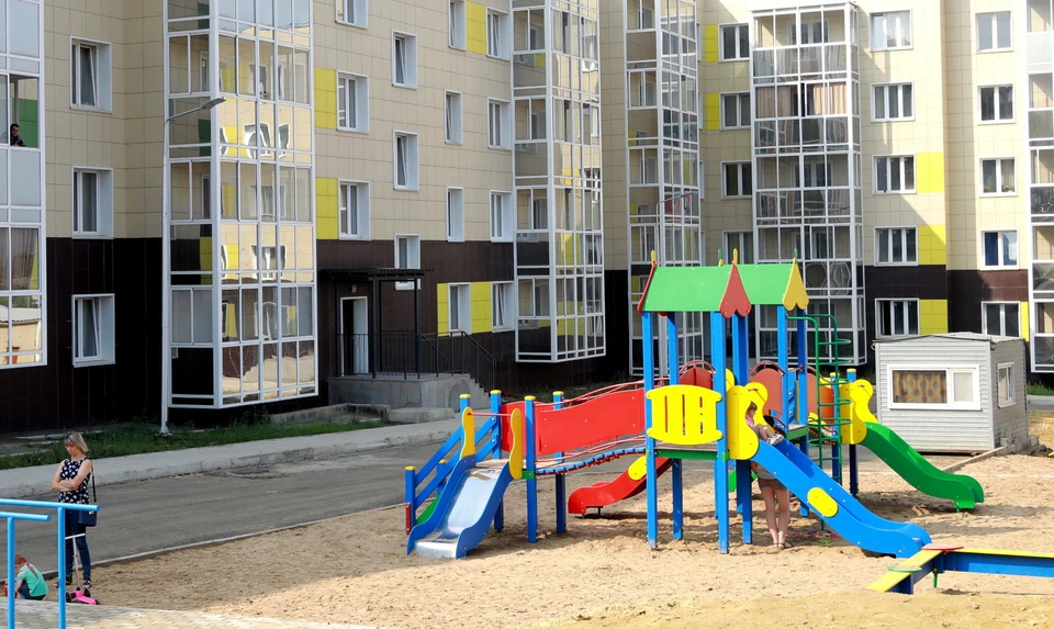 В Томской области власти решили расселить все аварийное жилье, жители бараков переселяются в новые дома