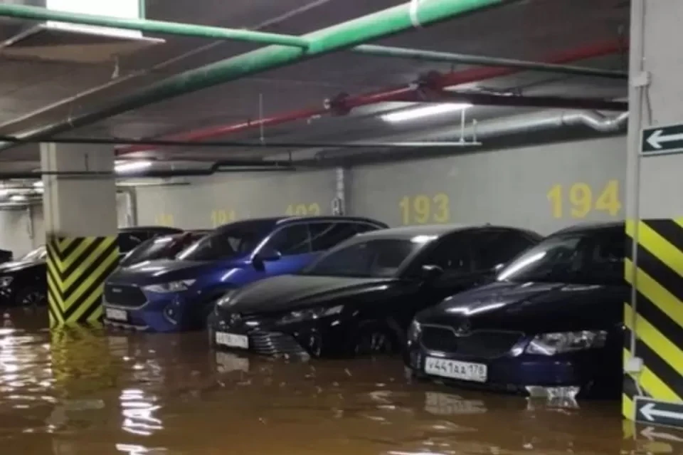 УК и "Водоканал" поспорили, кто виноват в прорыве трубы в подземном паркинге на Заневском. Фото: "Мегаполис"