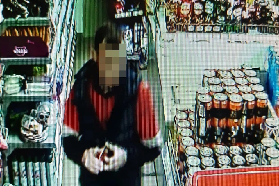 Мужчина попал на камеры видеонаблюдения в магазине. Фото: предоставлено Екатериной