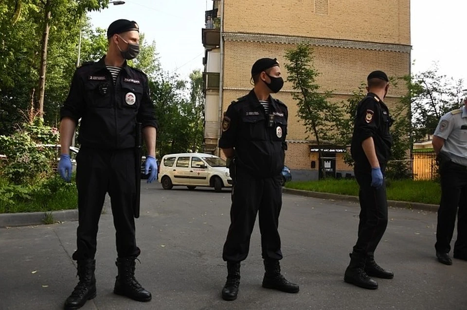 Полицейские уговорили молодого человека не совершать опрометчивый поступок. Фото: архив "КП".