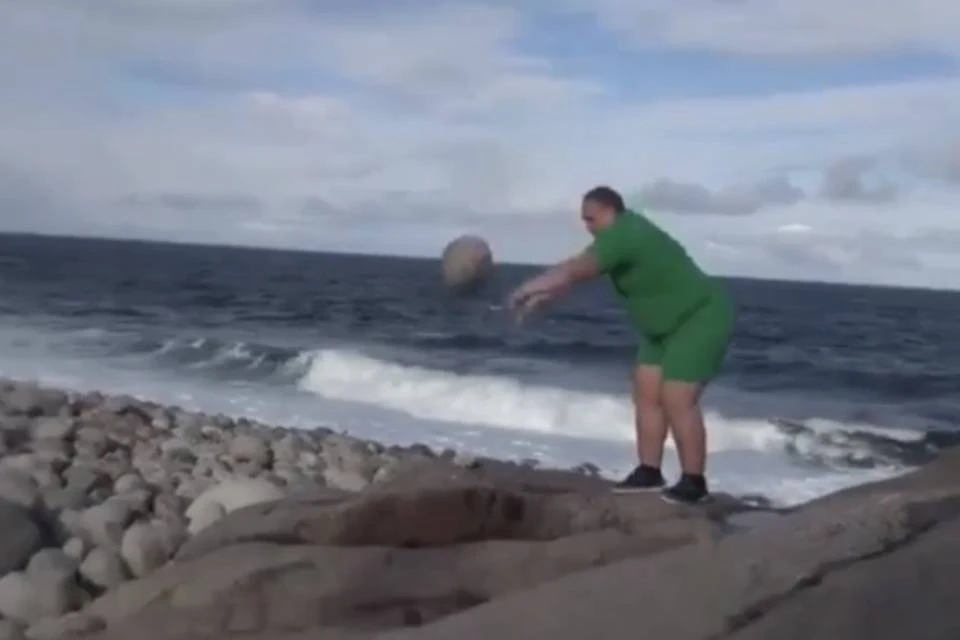 Рустам Исмаилов на пляже кидал камни. Фото: скриншот видео