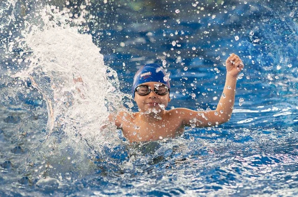 Фото: Юный пловец Вова Аведян в бассейне чувствует себя как рыба в воде